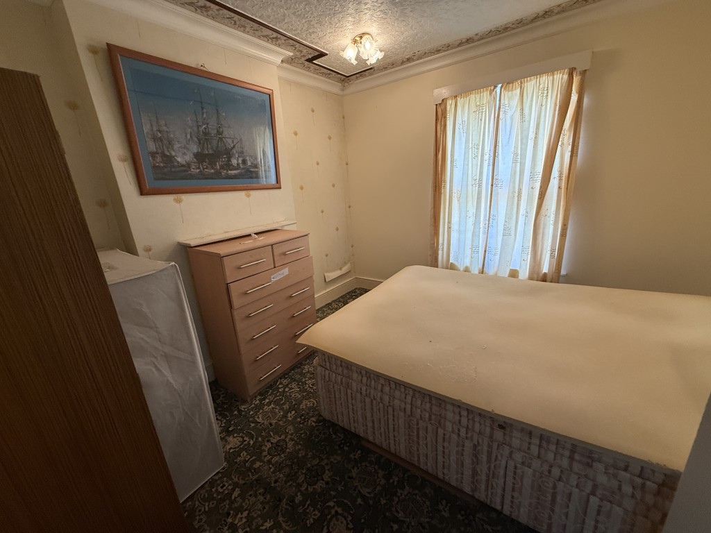 Lot: 109 - DETACHED COTTAGE IN VILLAGE LOCATION FOR UPDATING - Bedroom two